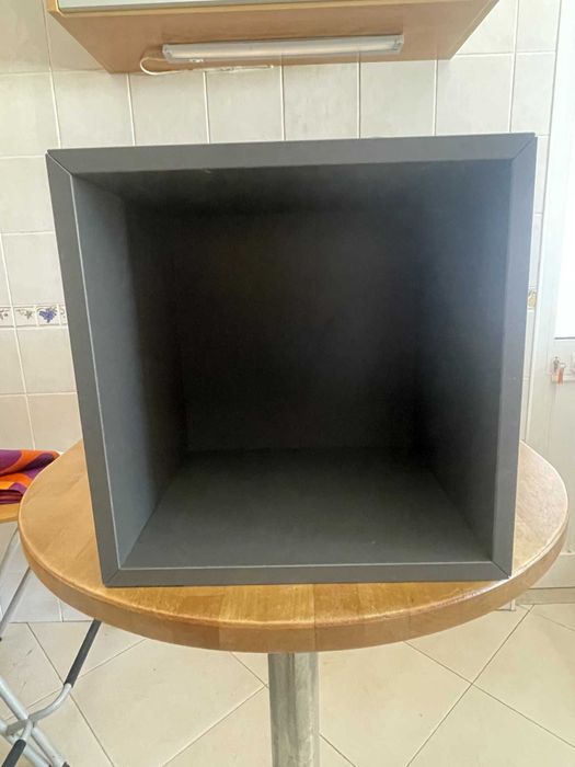 Ikea, Cubo de arrumação cinzento