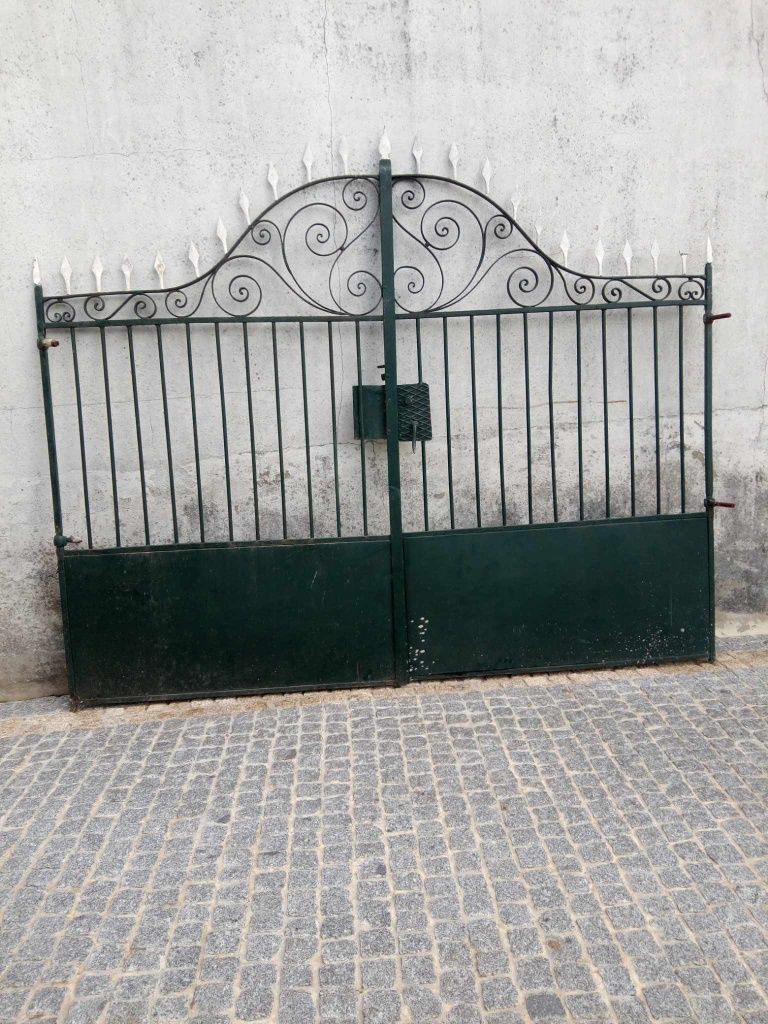 Portão / Portões ferro maciço antigo