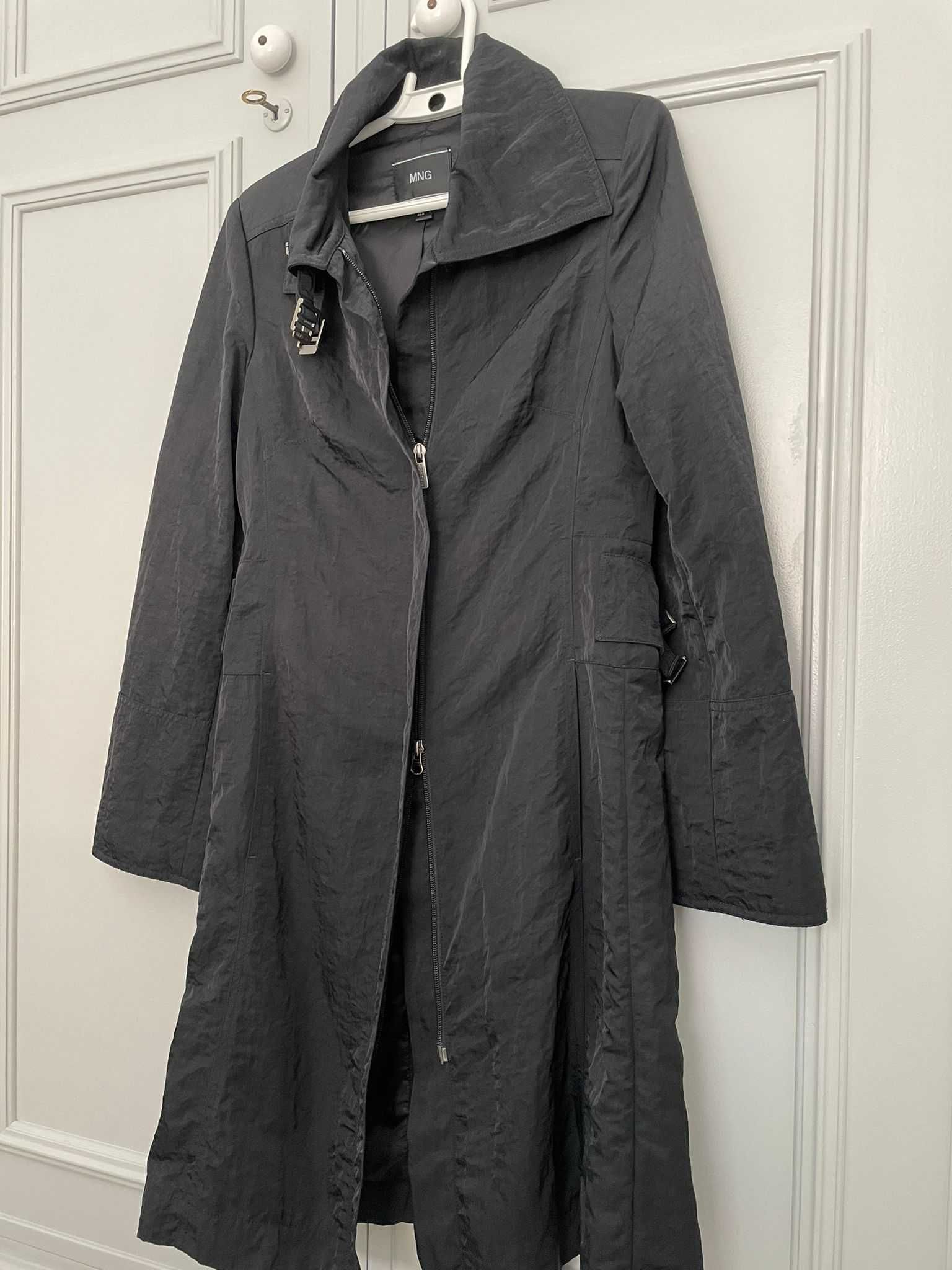 Gabardine preta da Mango com bolsos