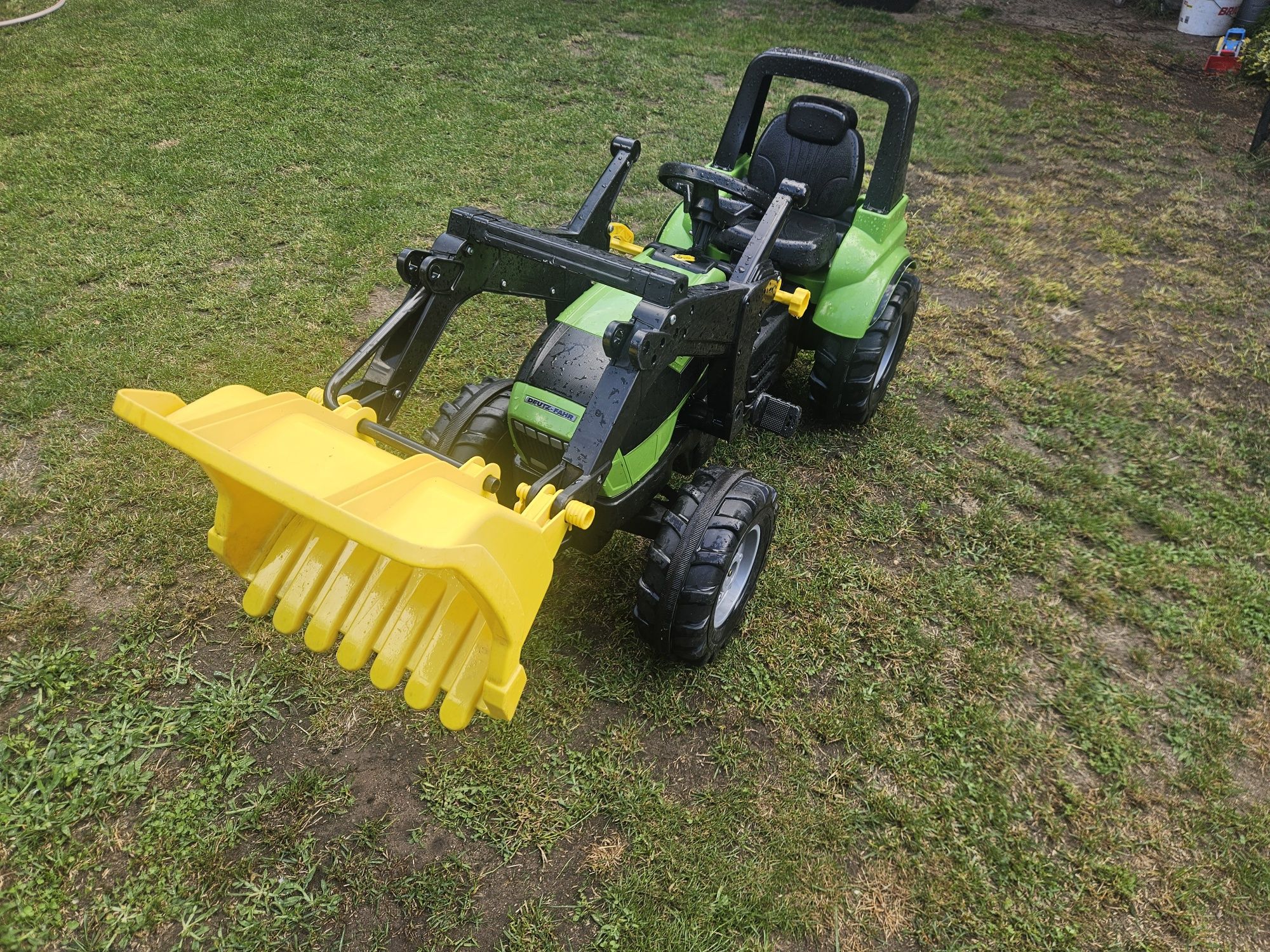 Traktor na  pedały Rolly Toys Deutz Fahr. 

Widoczny na zdjęciu pr