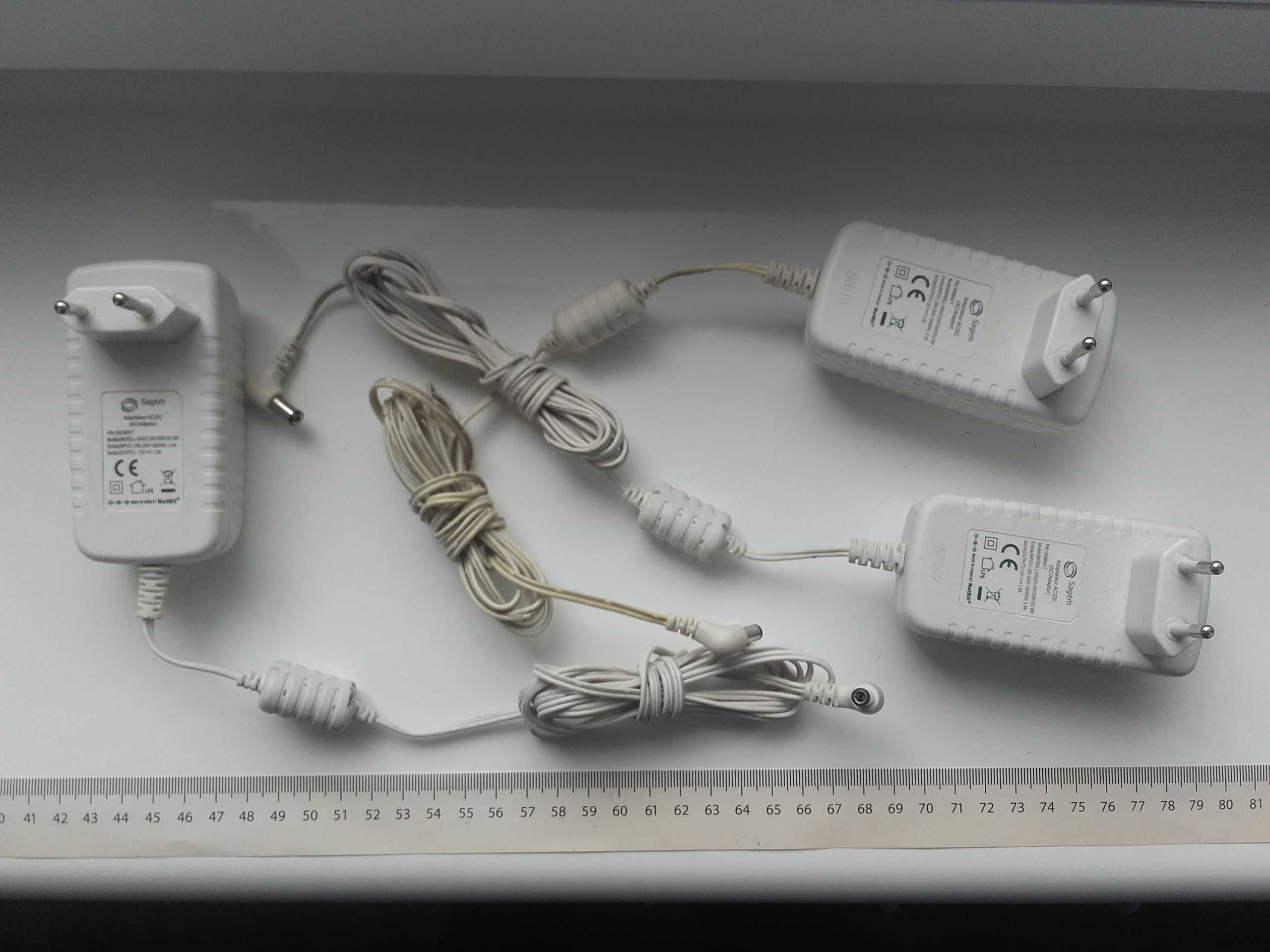 Zasilacz DC 12V - 1,5A, 5,5mm x 2,5mm używany sprawny Biały