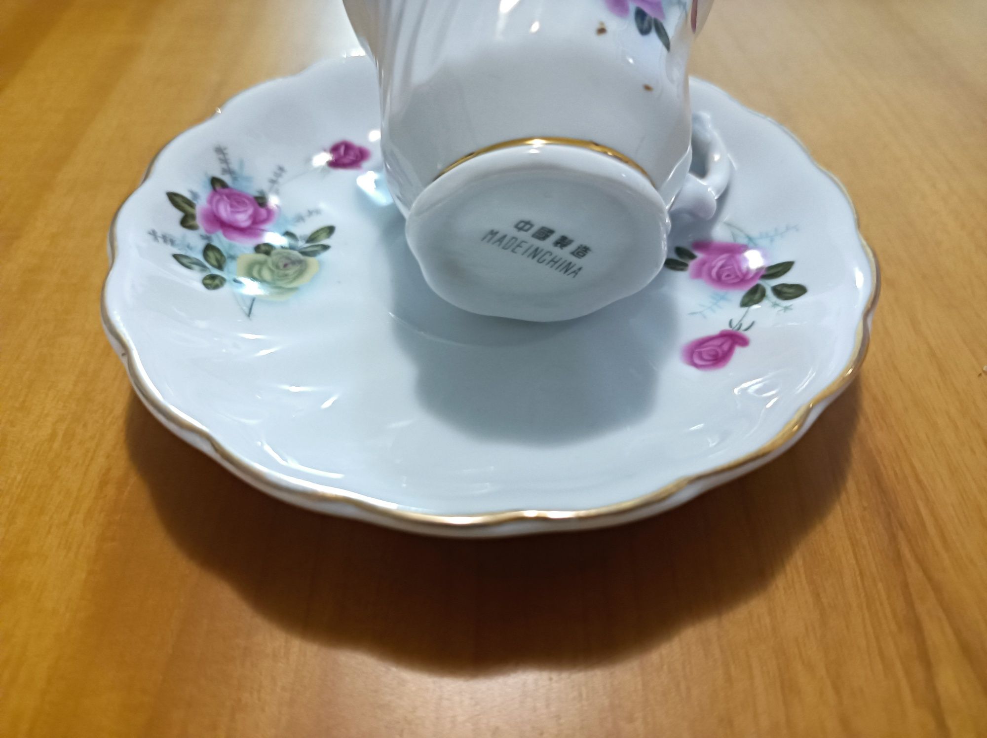 Pires e chávena de porcelana chinesa