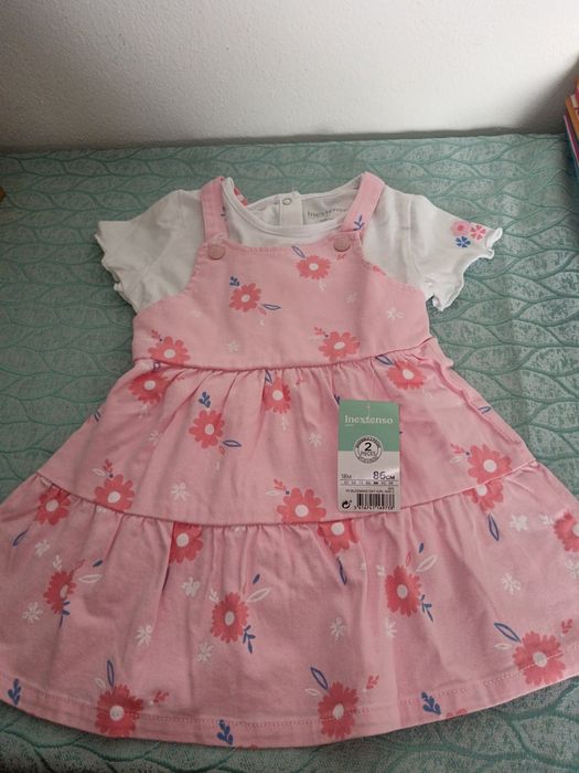 Saia com peitilho e t-shirt