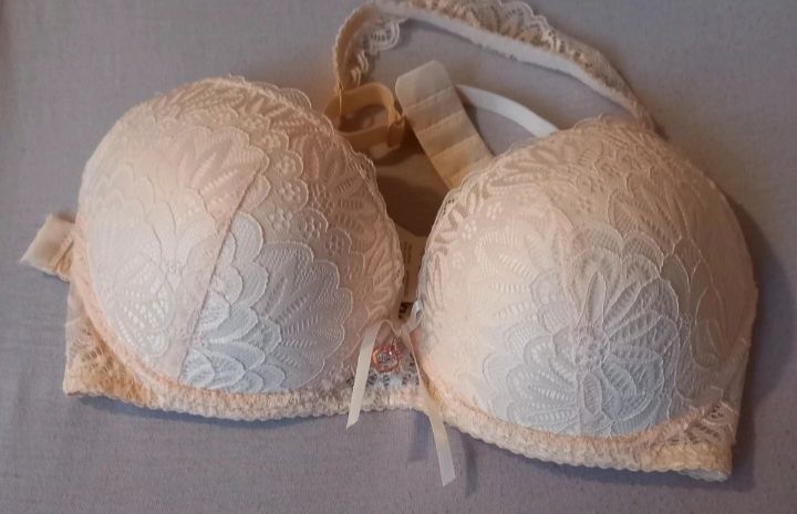 Nowy biustonosz z metkami