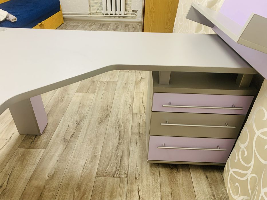 Стіл компʼютерний письмовий