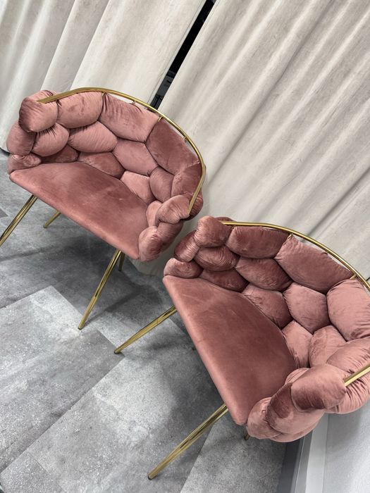 Rozowe welurowe krzesla balloon