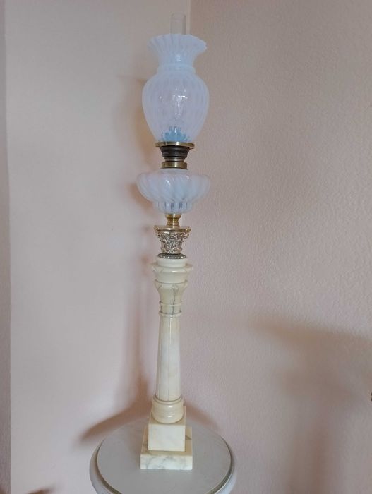 Piękna duża lampa naftowa.