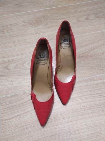 Кожаные красные туфли