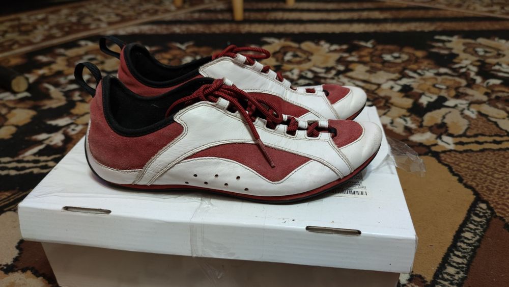 Кроссовки женские