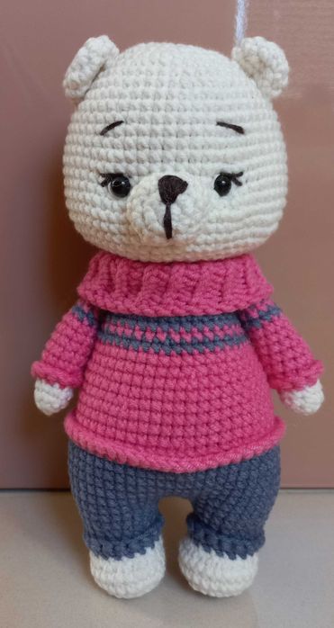 Szydełkowy miś w kolorowym ubranku