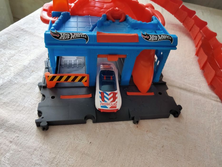 Трек Hot Wheels з машиною