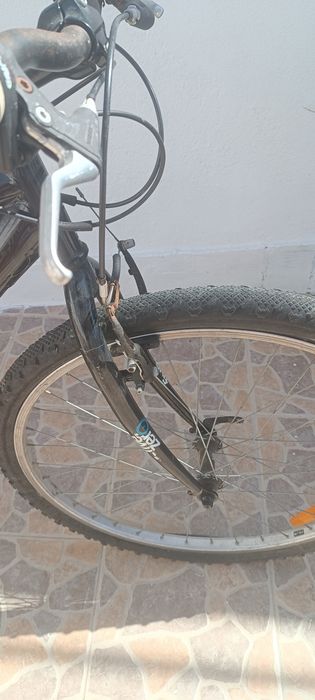 Bicicleta preta com mudanças