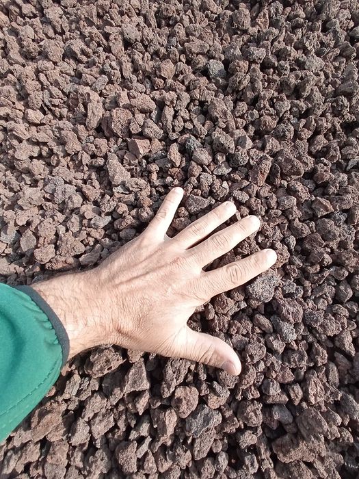 Pedra vulcanica 150€, gravilha vulcanica 1,5-4cm