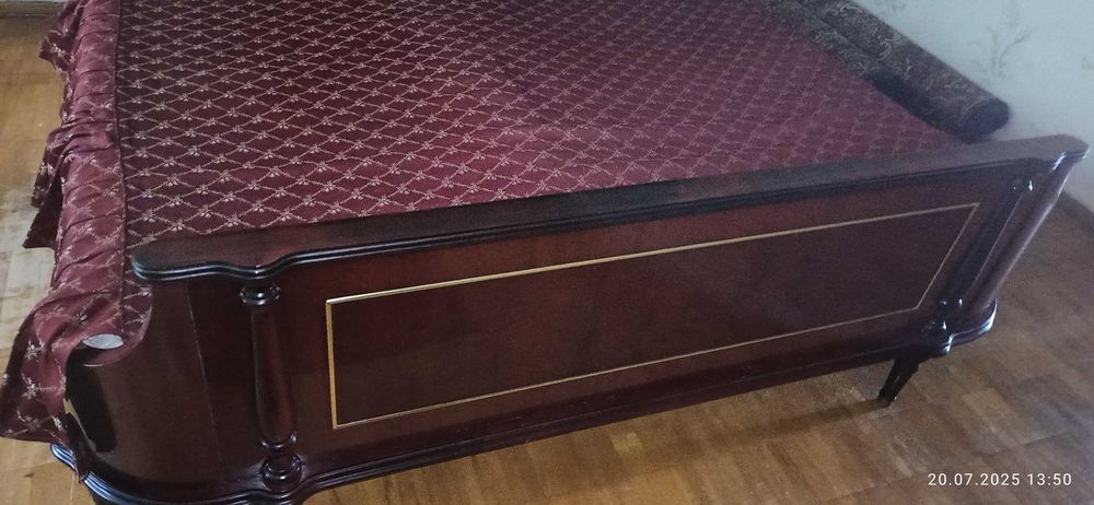 Продам ліжко та 2 тумбочки