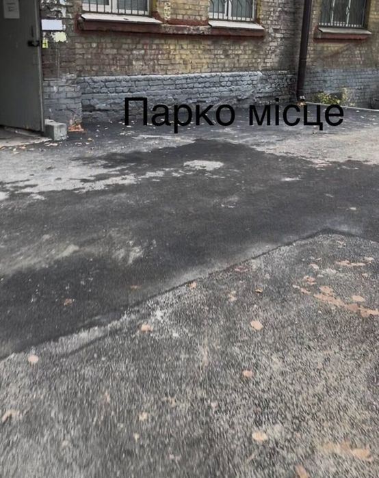 3- комн. 67 м. кв. Сталинка. С. Нигояна. Возле метро.