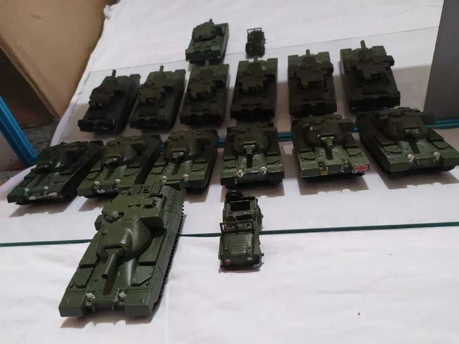 Corgi Tanque Militar x7 Chief Medium Tank (1974) + 1 Dinky Jeep (1954)