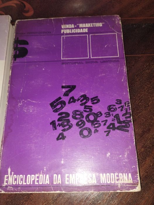 Vários livros didáticos