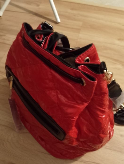 Nowa pikowana torebka listonoszka czerwona typu worek