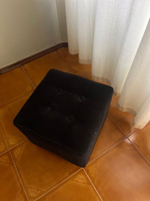 Puff preto em Veludo