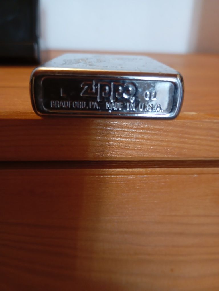 Isqueiro Zippo com caixa