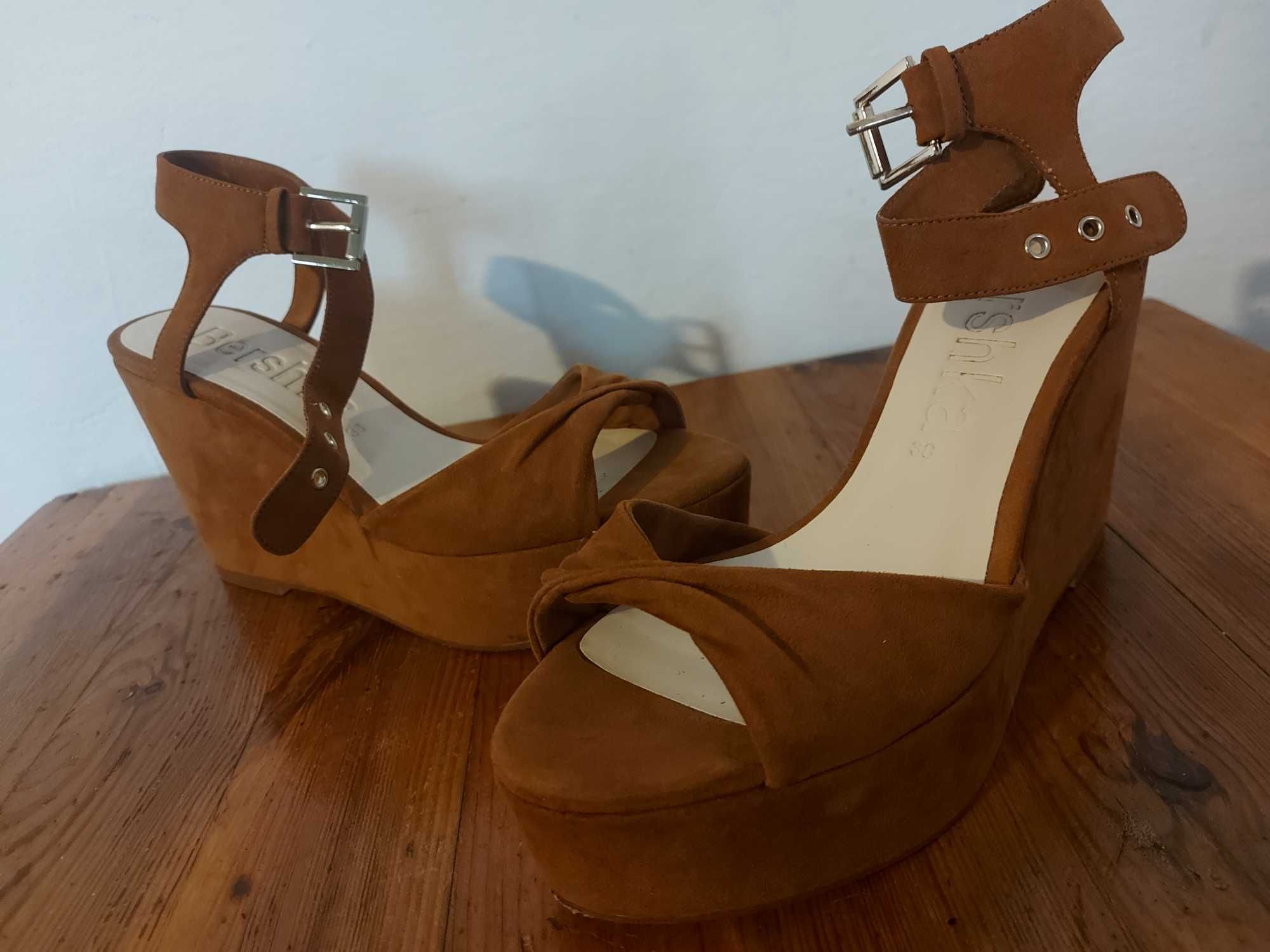 Buty. Koturny zamszowe. Bershka. Rozmiar 38