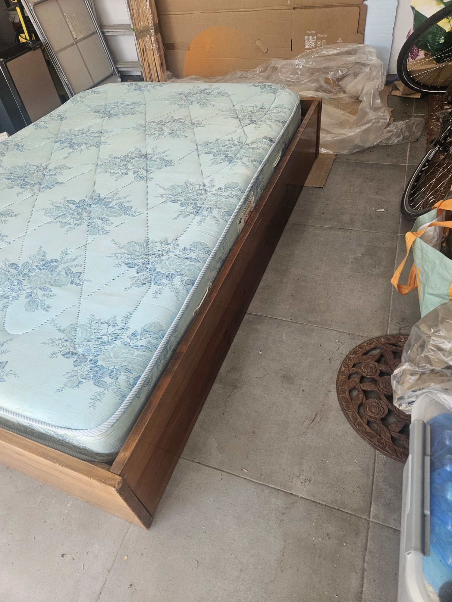 Cama corpo e meio de madeira com colchao