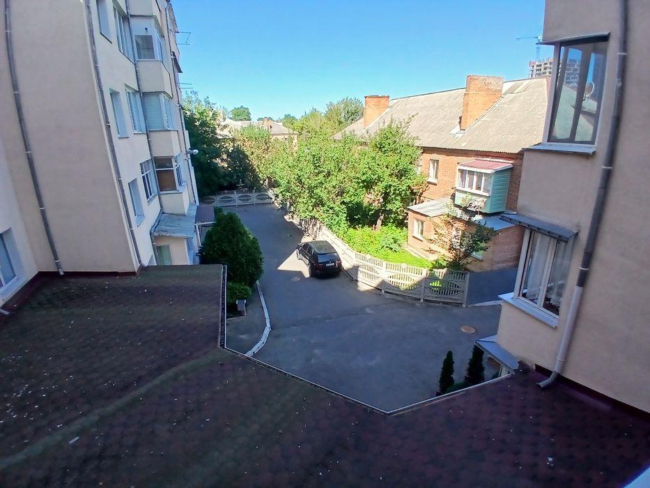 Продам 4 кім. квартиру в центрі