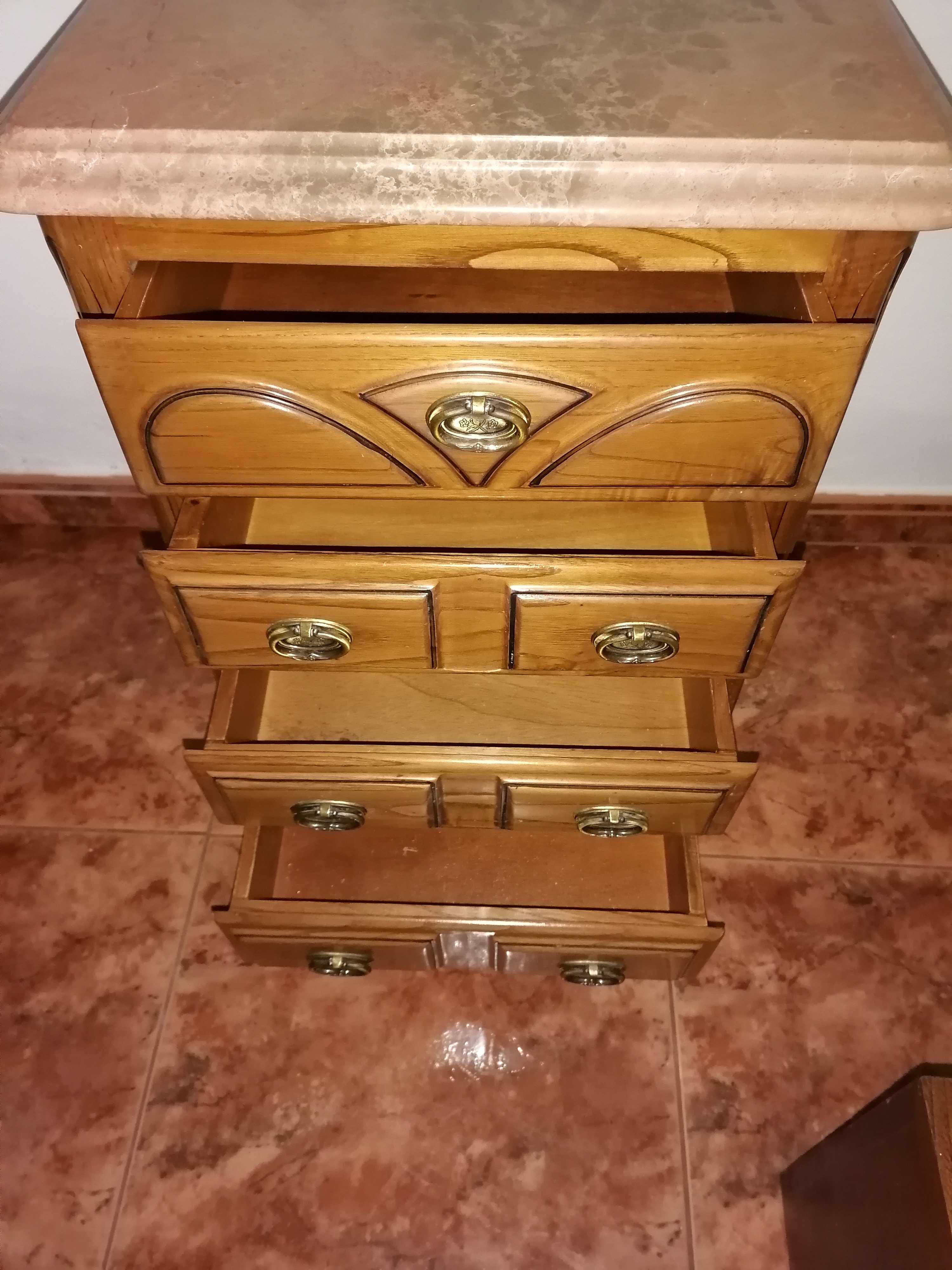 Mesa de cabeceira em ótimo estado