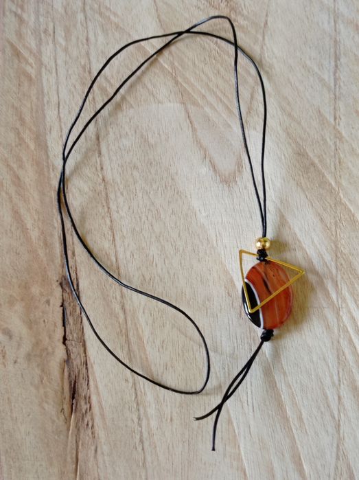 Wisiorek z kamieniem naturalnym agatem brązowym na rzemyku skórzanym