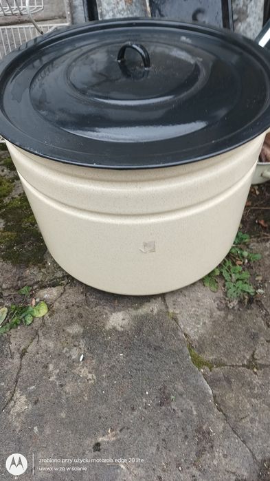 Dwa duże garnki w w super stanie