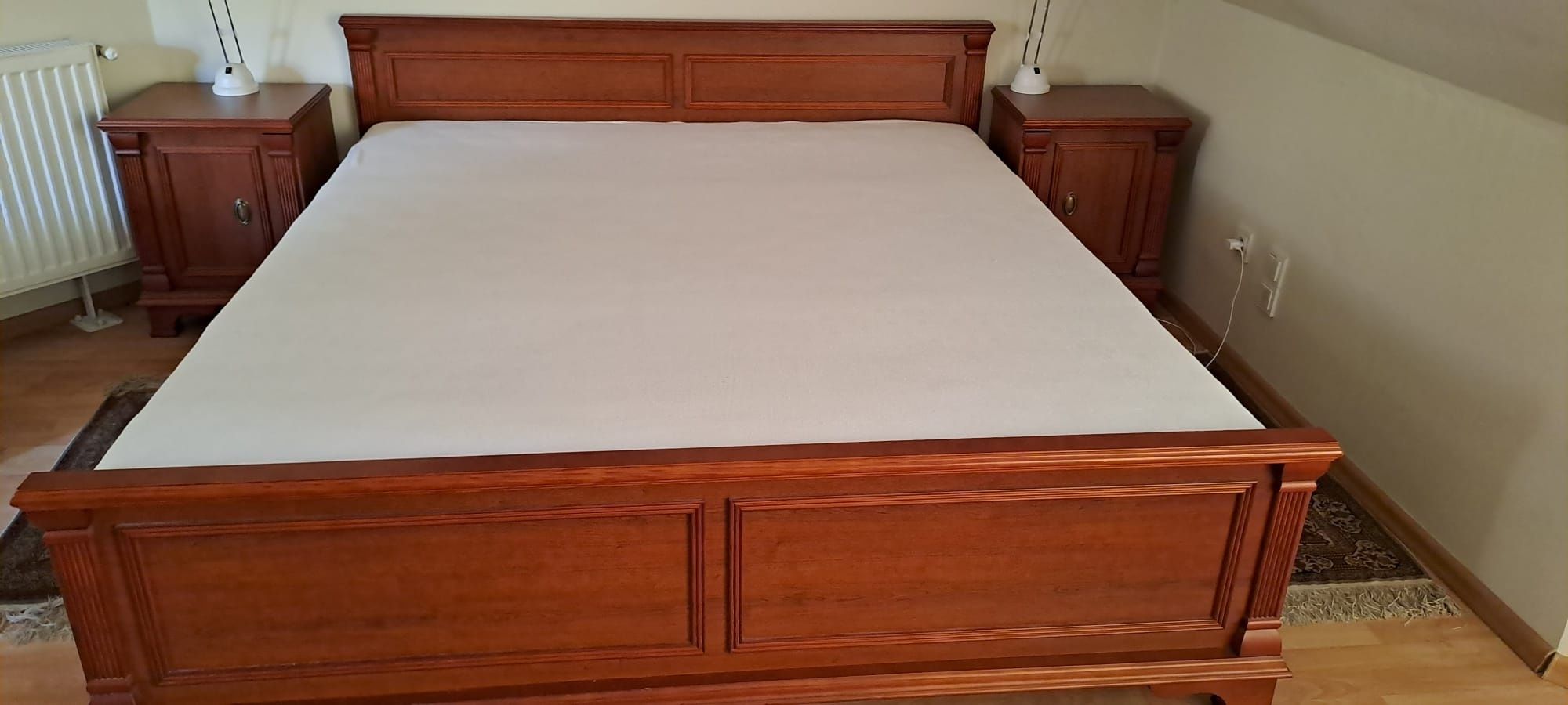 Łóżko 2 m x 2 m z szafkami i komodą