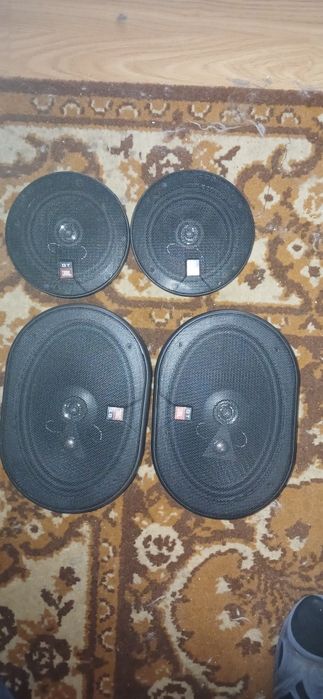 Автомагнітола з дінуміками.