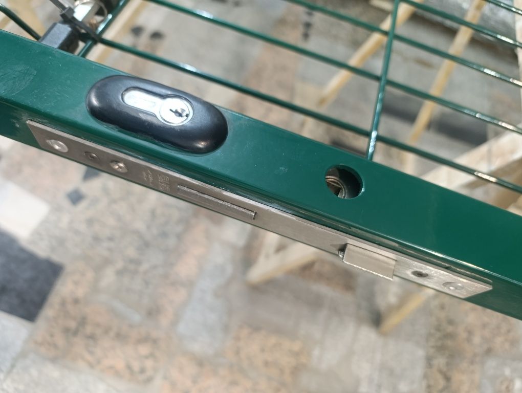 Portões lacado preenchido com painel decorativo