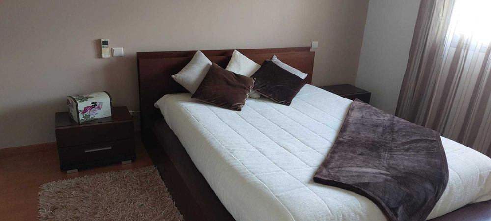 Cama casal robusta em muito bom estado, como nova.