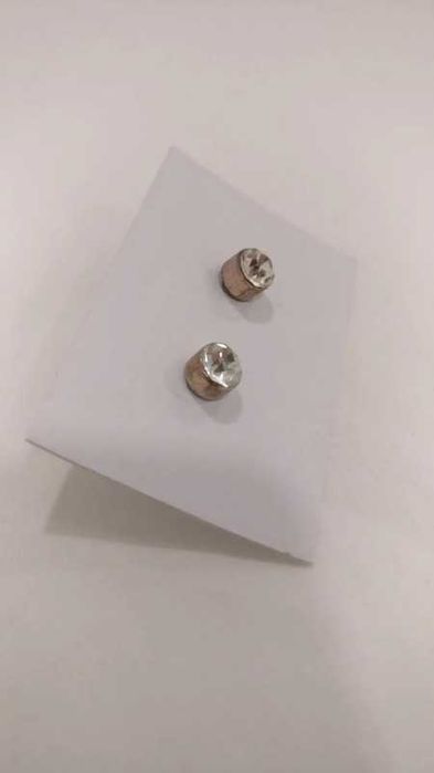 Brincos dourados com zirconias