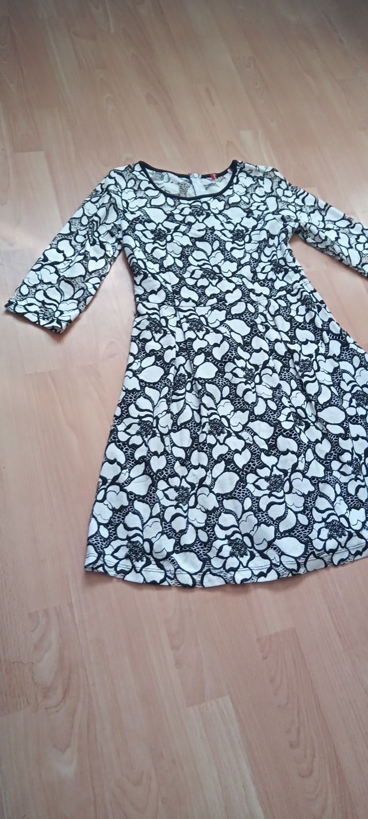 Biało-czarna rozkloszowana sukienka z rękawem 3/4 rozmiar 36