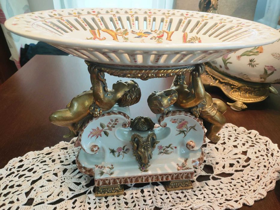 Żardiniera, Patera porcelanowa okuta brązem, sygnatura