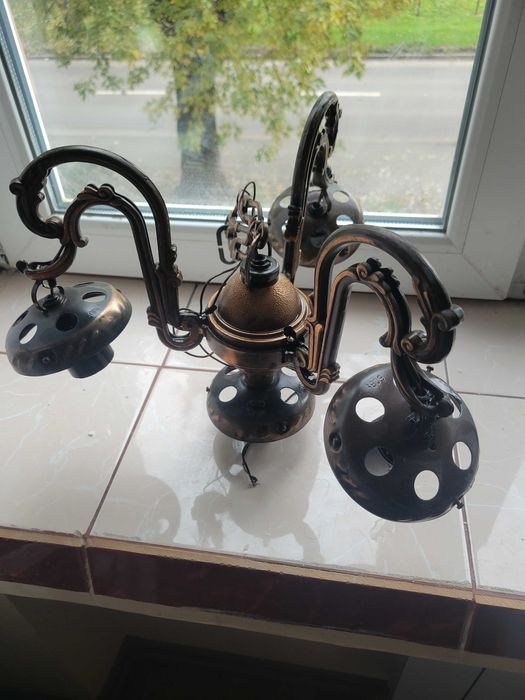 Ретро люстра на чотири плафона.