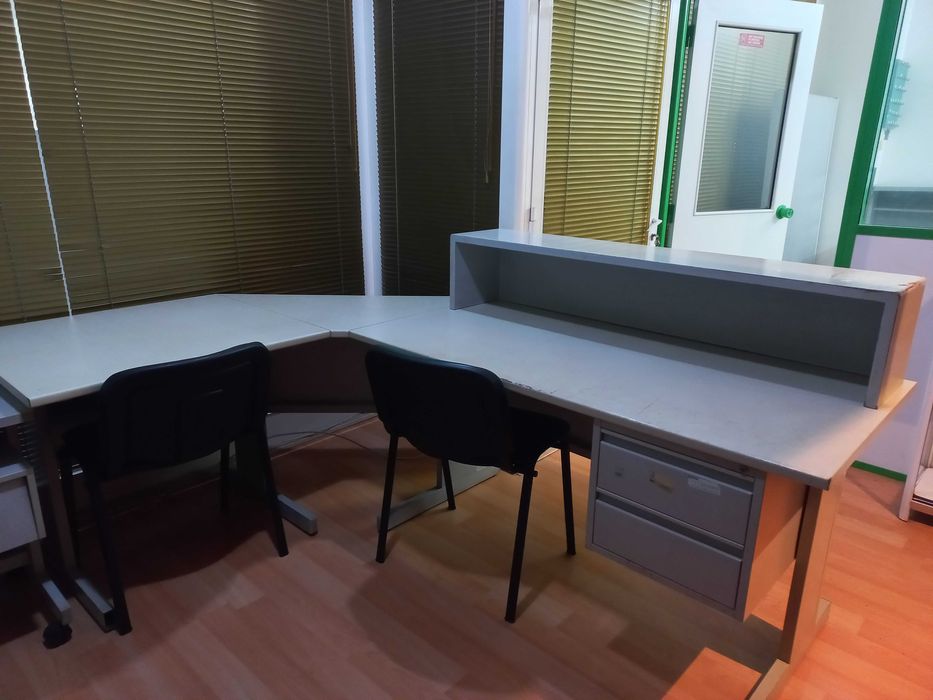 Secretária desmontável com canto