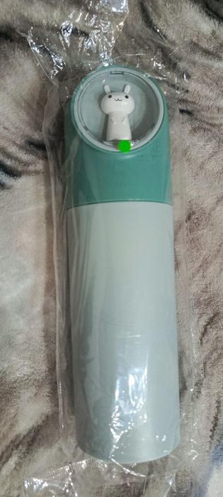 Przenośne podróżne etui, do przechowywania szczotki i pasty do zębów.