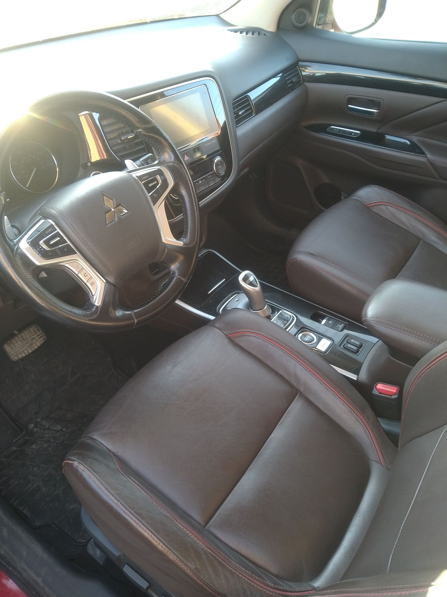 Продається Mitsubishi Outlander Plug-in Hybrid (PHEV).