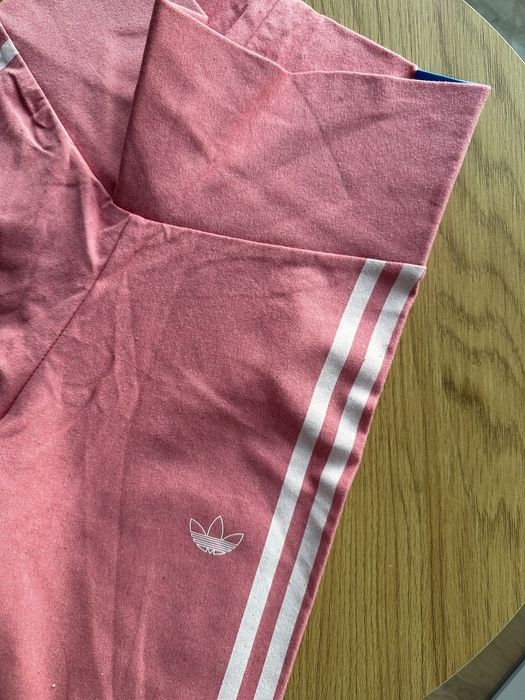 Zestaw sportowy Adidas Fakten koralowy (top oraz legginsy)