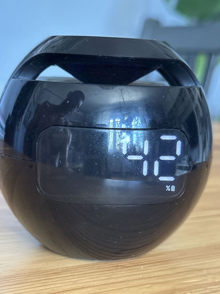 Głośnik bezprzewodowy z radiem i zegarem 4w1