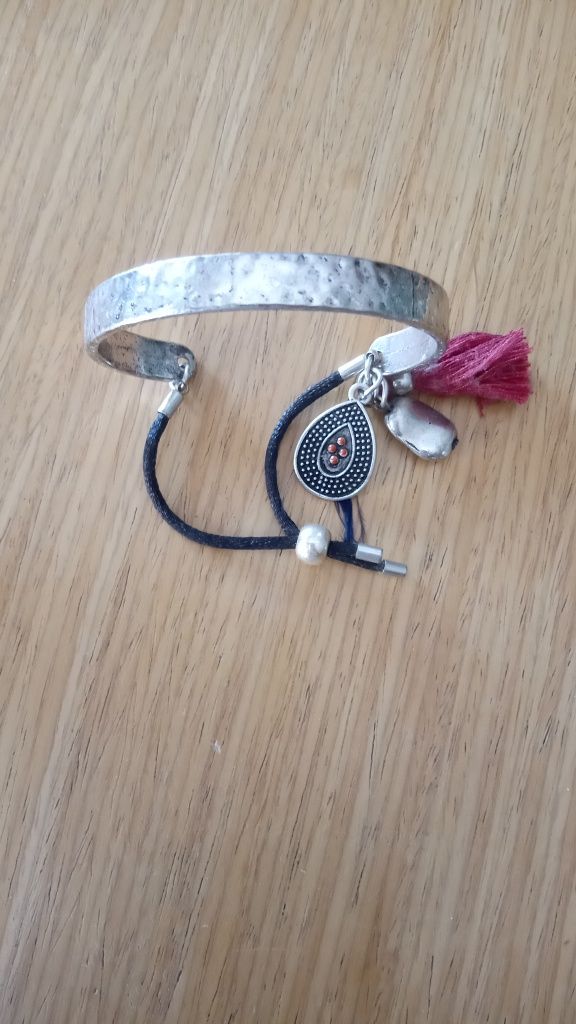 Pulseiras, brincos....Bijuteria