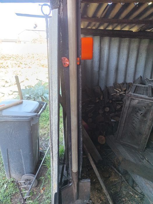 Автоматичний тримач для садового інструменту