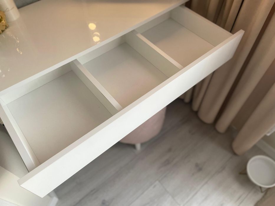 Toaletka do makijażu piękna, biała - stalowe nogi