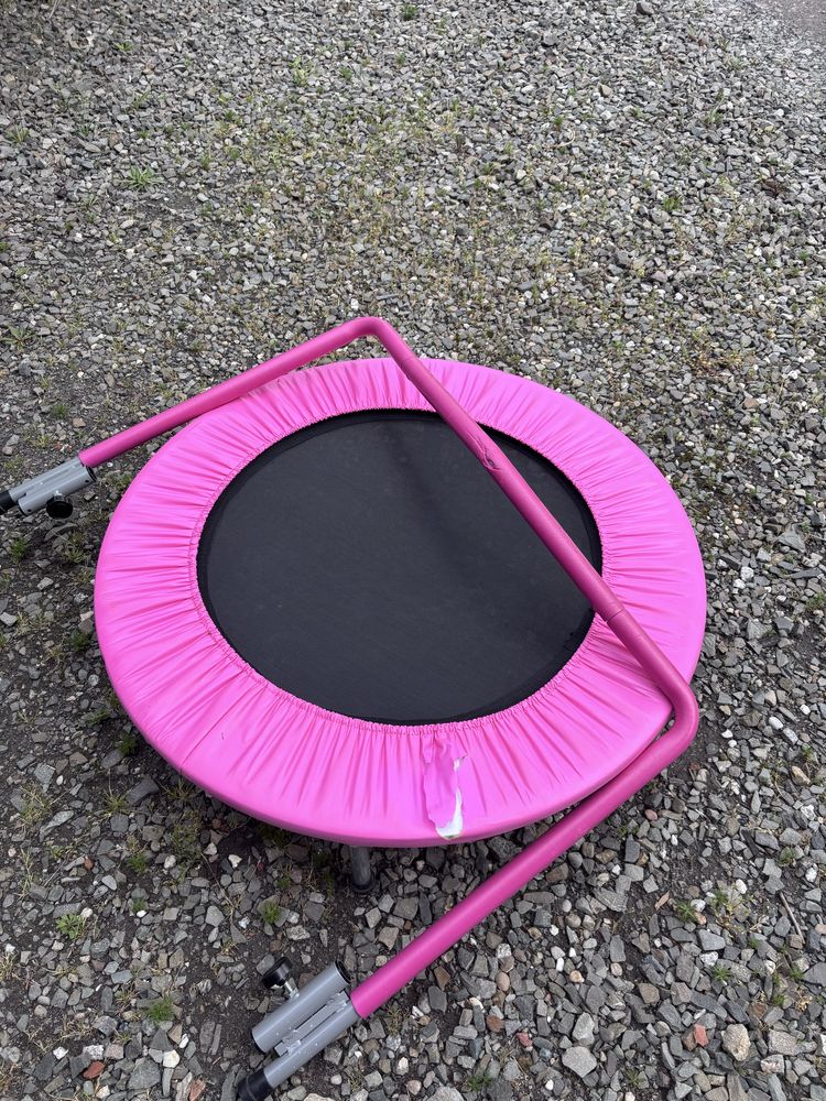 Mini trampolina z uchwytem, poręczą, dla dzieci.