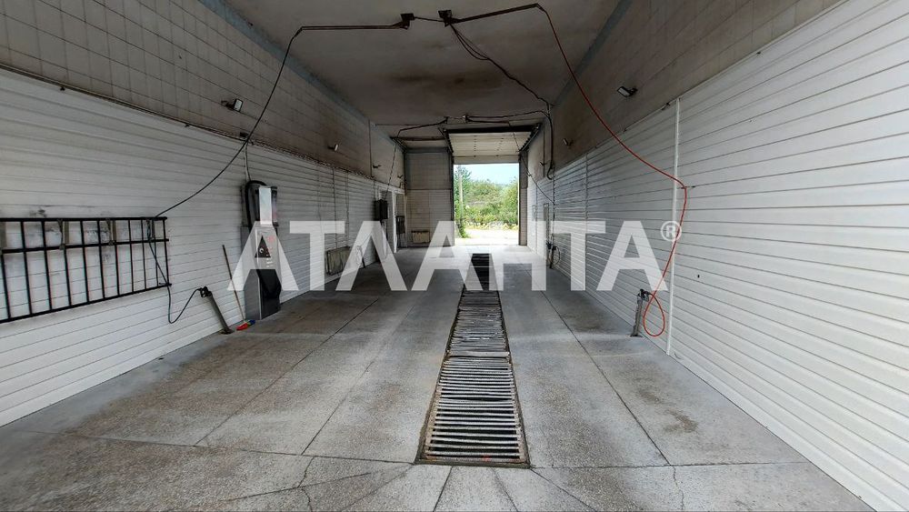 Земельна ділянка 26 соток з СТО, мийкою та готелем