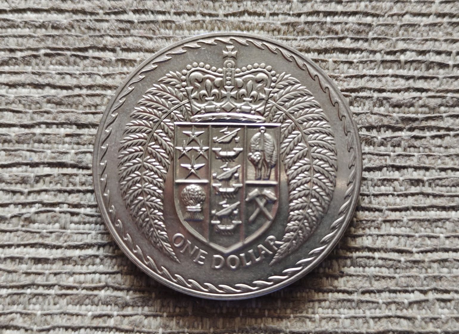 Гібралтар 1 крона 1967, Зеландія 1 долар 1972, Фіджі 1 долар 1969