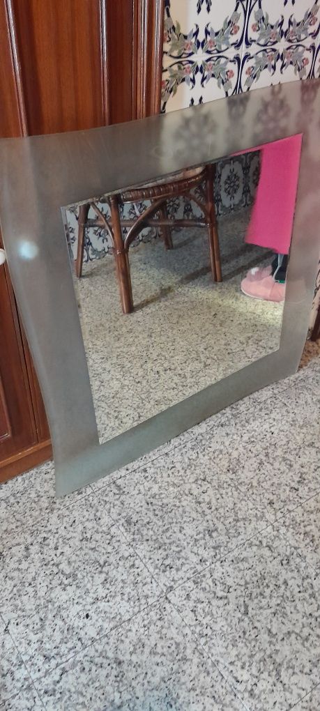 Espelho e prateleira flutuante em vidro